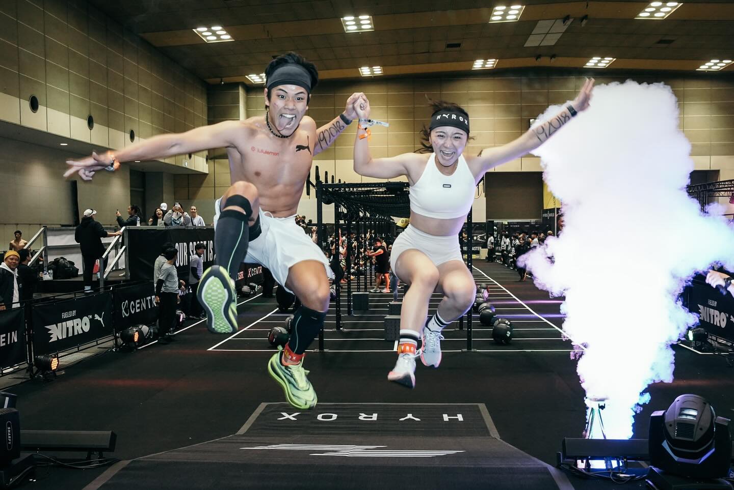 HYROX大会のフィニッシュで跳ぶGYM FIELDのメンバー