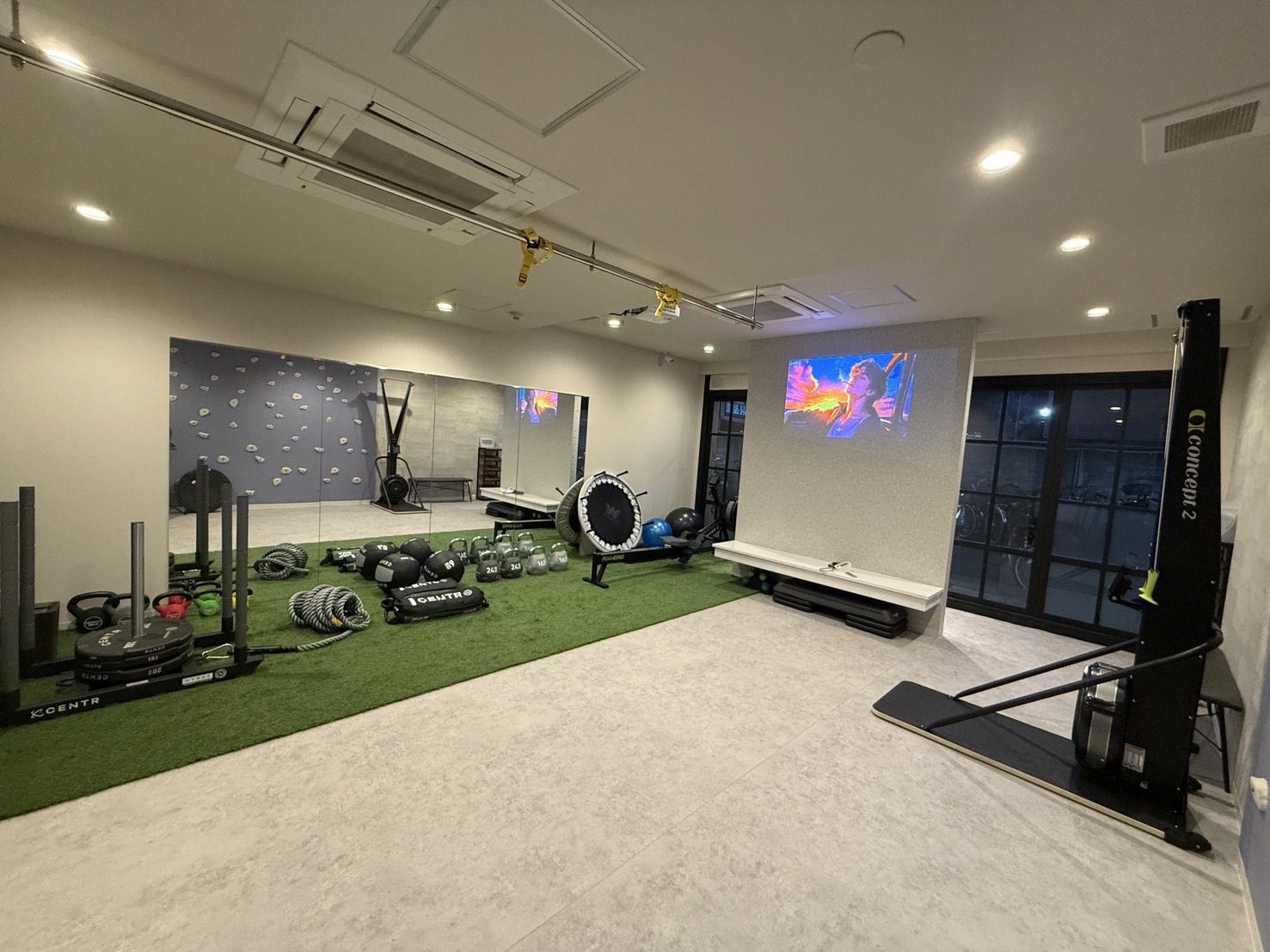 スレッドを備えたHYROXスタジオ